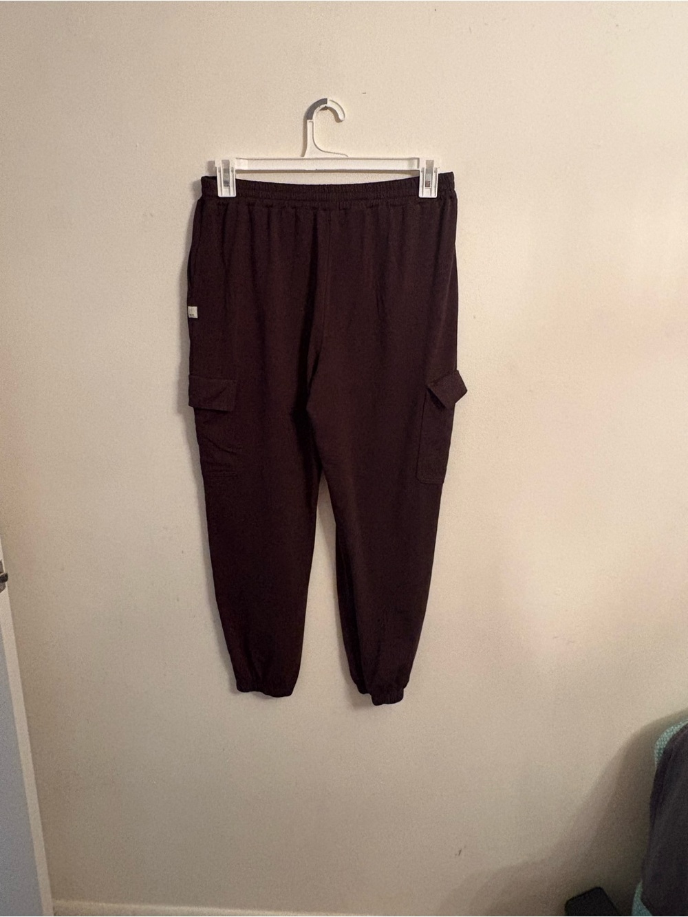 Vuori large heather Dark Brown Cargo Jogger Pants excellent condition! Like new